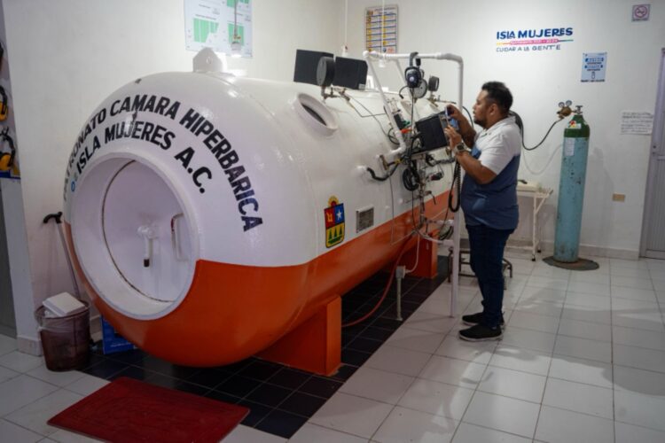 Refrenda Atenea Gómez compromiso con la comunidad pesquera con mantenimiento de la cámara hiperbárica