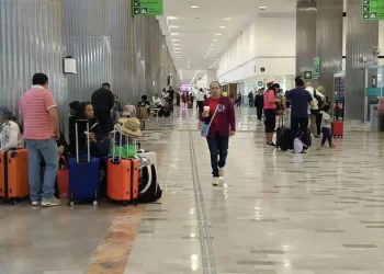 Inicia flujo de llegadas y salidas en el AICM luego de asueto de Semana Santa