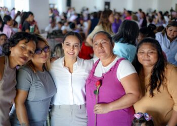 Ana Paty Peralta festeja a madres trabajadoras
