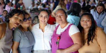 Ana Paty Peralta festeja a madres trabajadoras
