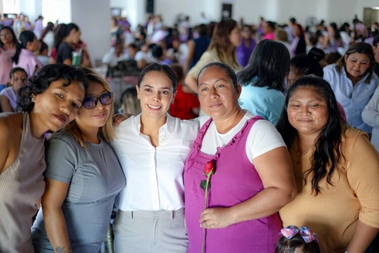Ana Paty Peralta festeja a madres trabajadoras