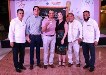Celebran el esfuerzo y dedicación de las maestras y maestros de Isla Mujeres