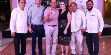 Celebran el esfuerzo y dedicación de las maestras y maestros de Isla Mujeres