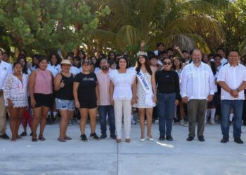 Blanca Merari corona a la reina del Día de la Marina