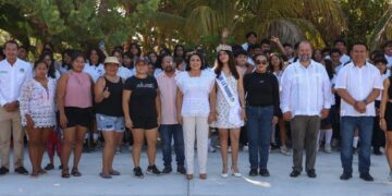 Blanca Merari corona a la reina del Día de la Marina