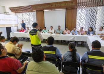 Gobierno de Estefanía Mercado hace equipo con empresas de servicios públicos y privados para poner orden y cuidar Playa del Carmen