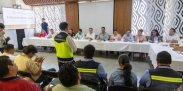 Gobierno de Estefanía Mercado hace equipo con empresas de servicios públicos y privados para poner orden y cuidar Playa del Carmen
