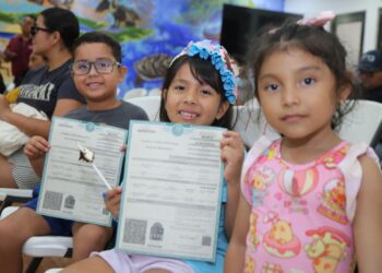 Gobierno de Isla Mujeres entrega actas de nacimiento gratuitas a niñez isleña para brindarles identidad jurídica