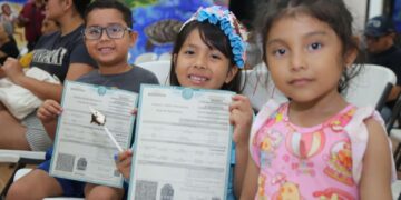 Gobierno de Isla Mujeres entrega actas de nacimiento gratuitas a niñez isleña para brindarles identidad jurídica