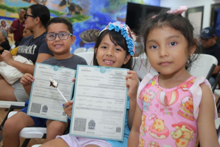 Gobierno de Isla Mujeres entrega actas de nacimiento gratuitas a niñez isleña para brindarles identidad jurídica