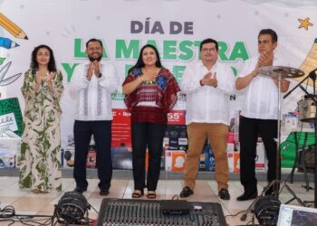 Blanca Merari festeja a las y los maestros de Puerto Morelos