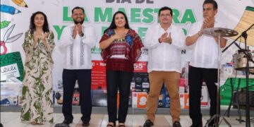 Blanca Merari festeja a las y los maestros de Puerto Morelos
