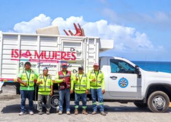 Recolectan 6.5 toneladas de cacharros en jornada del Programa Permanente de Descacharrización en Isla Mujeres