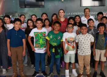 Lleva Atenea Gómez al cine a 400 niñas y niños de Isla Mujeres