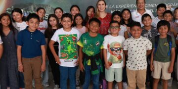 Lleva Atenea Gómez al cine a 400 niñas y niños de Isla Mujeres