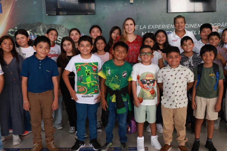 Lleva Atenea Gómez al cine a 400 niñas y niños de Isla Mujeres