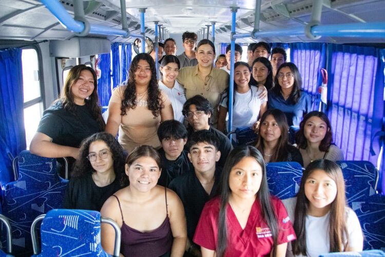 Inaugura Estefanía Mercado paradero que transforma la vida estudiantil en Playa del Carmen