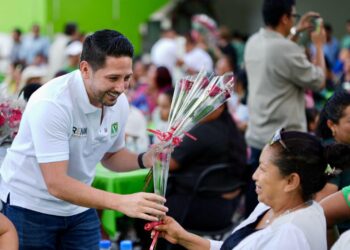Celebra Renán Sánchez con las mamás de la Familia Verde de Cozumel y Playa del Carmen