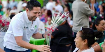 Celebra Renán Sánchez con las mamás de la Familia Verde de Cozumel y Playa del Carmen