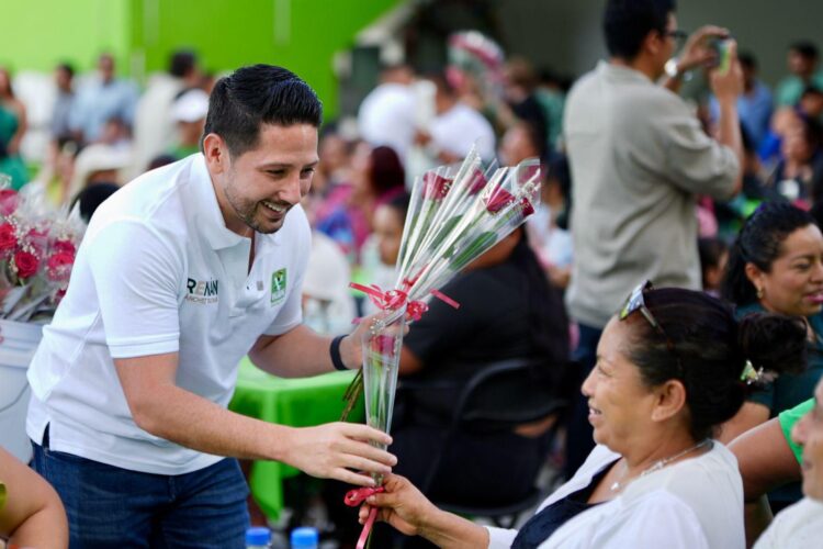 Celebra Renán Sánchez con las mamás de la Familia Verde de Cozumel y Playa del Carmen