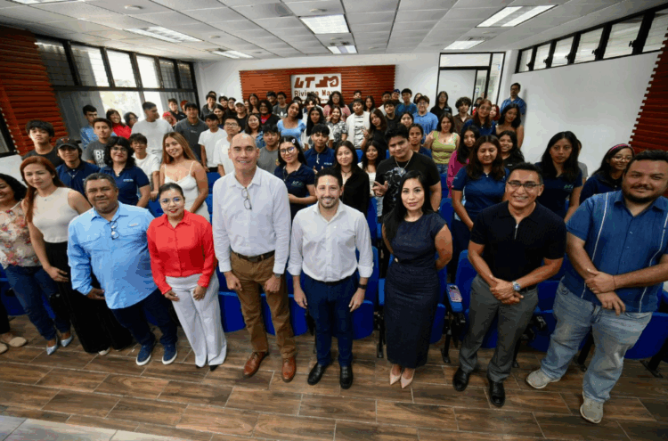 Comparte Renán Sánchez con jóvenes importancia del Congreso en el bienestar de Quintana Roo