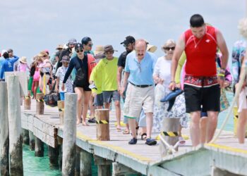 Disfrutan familias isleñas y turistas de la belleza inigualable de Isla Mujeres