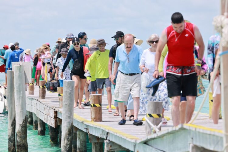 Disfrutan familias isleñas y turistas de la belleza inigualable de Isla Mujeres