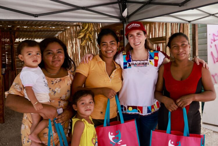 Lleva Atenea Gómez alegría y amor a las mamás de Ciudad Mujeres