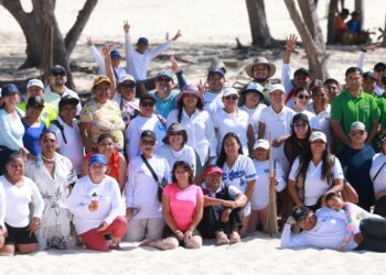 Consolida gobierno de Isla Mujeres acciones por el medio ambiente con jornada del limpieza en Isla Blanca