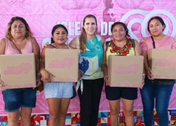 Entrega Atenea Gómez apoyos alimentarios del Programa Isleña de Corazón
