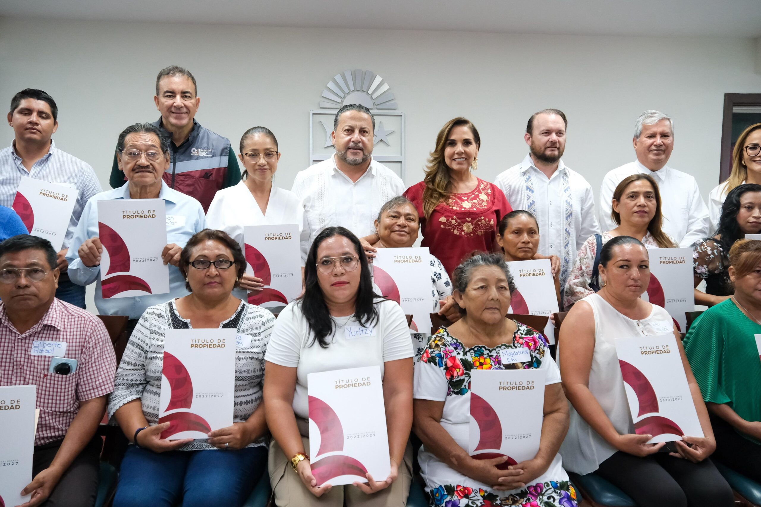 Mara Lezama da seguridad y certeza jurídica a 32 familias de Chetumal con entrega de títulos
