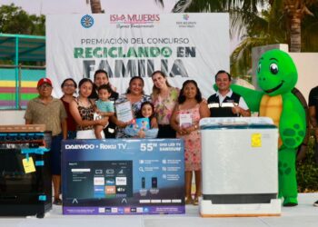 Premia Atenea Gómez a familias ganadoras de la tercera edición del concurso “Reciclando en Familia 2025”