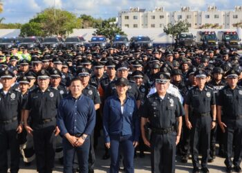 Cumple Estefanía Mercado a policías de Playa del Carmen y anuncia entrega de bono económico