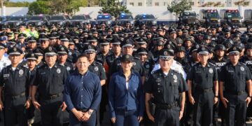 Cumple Estefanía Mercado a policías de Playa del Carmen y anuncia entrega de bono económico
