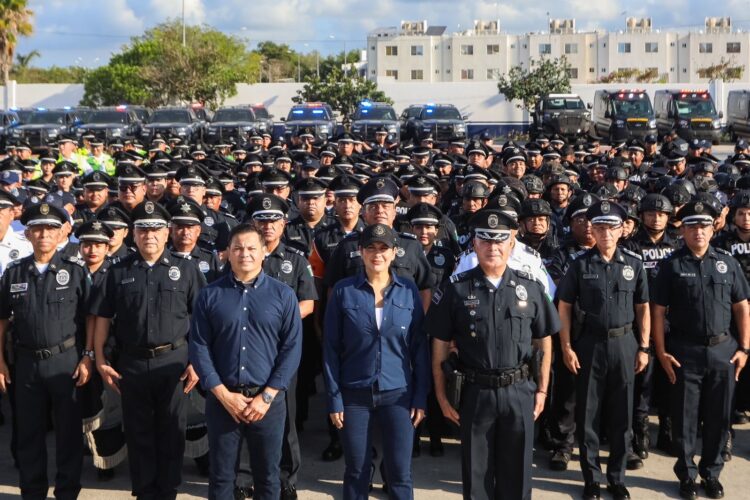 Cumple Estefanía Mercado a policías de Playa del Carmen y anuncia entrega de bono económico