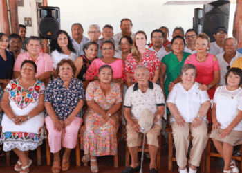 Reconoce Atenea Gómez legado de maestras y maestros jubilados con emotiva convivencia en Isla Mujeres