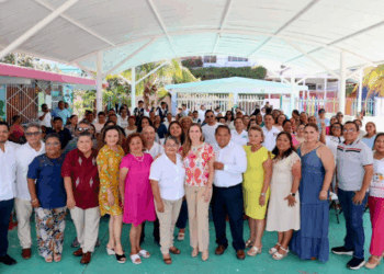 Reconoce Atenea Gómez labor de maestras y maestros en emotiva ceremonia conmemorativa