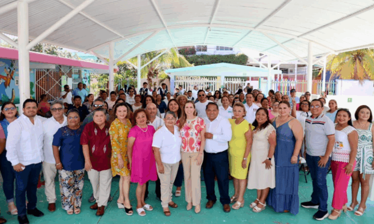 Reconoce Atenea Gómez labor de maestras y maestros en emotiva ceremonia conmemorativa