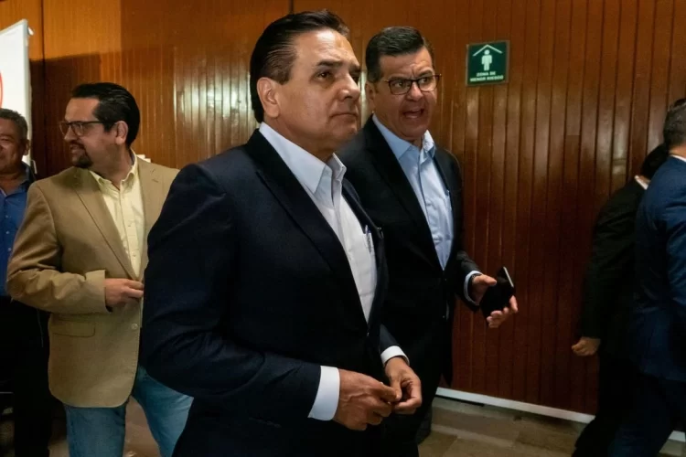 Confirman validez de orden de aprehensión contra Silvano Aureoles