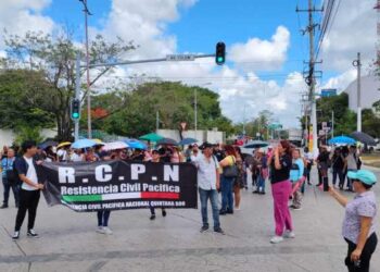 Bloquean vecinos de Cancún la Glorieta de ‘El Ceviche’ por pago de predial
