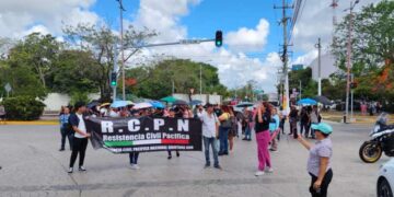 Bloquean vecinos de Cancún la Glorieta de ‘El Ceviche’ por pago de predial