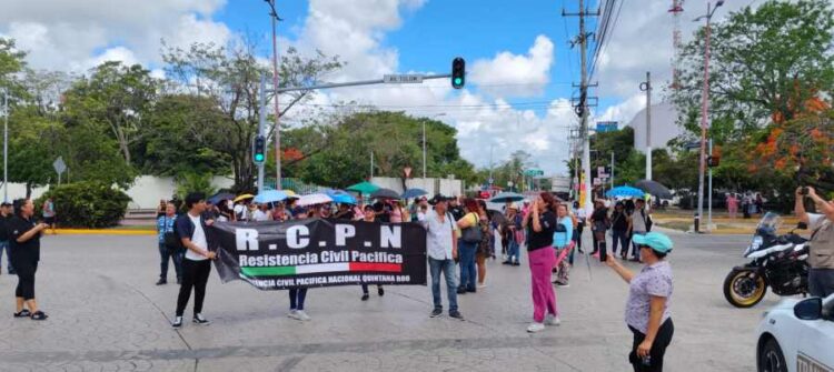 Bloquean vecinos de Cancún la Glorieta de ‘El Ceviche’ por pago de predial