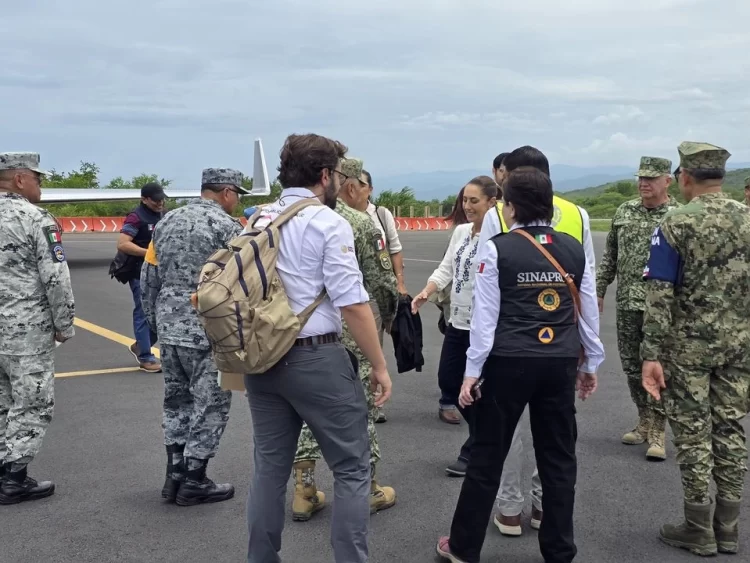 Claudia Sheinbaum sobrevuela zonas afectadas por huracán ‘Erick’ en Oaxaca