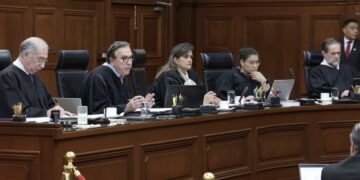 Son símbolos de "lejanía y elitismo"; Va Morena contra la toga y birrete en SCJN