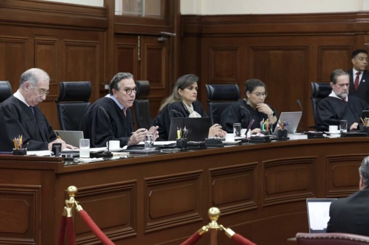 Son símbolos de "lejanía y elitismo"; Va Morena contra la toga y birrete en SCJN