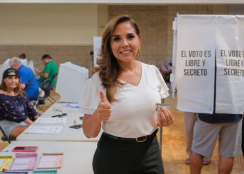Ejerce Mara Lezama su derecho al voto en Cancún para la elección del Poder Judicial