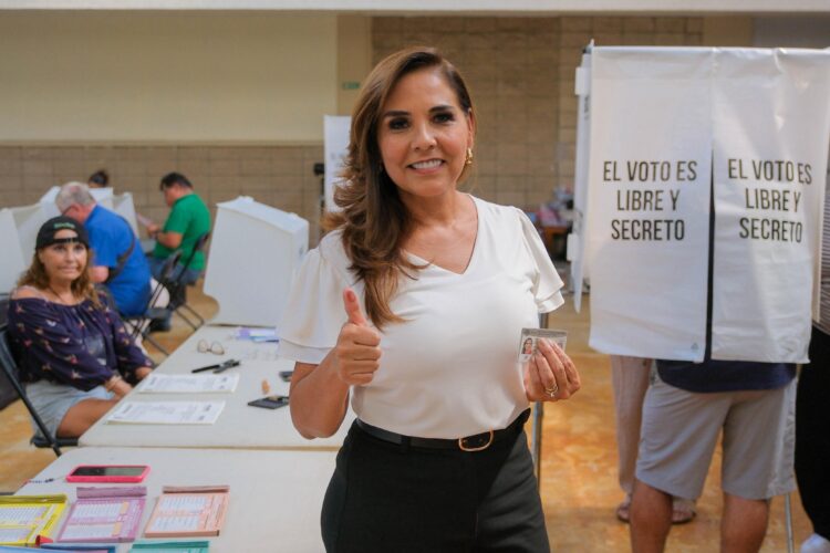 Ejerce Mara Lezama su derecho al voto en Cancún para la elección del Poder Judicial
