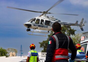 Rescata helicóptero del Gobierno de Estefanía Mercado a dos personas frente a costas de Punta Allen