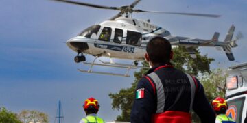 Rescata helicóptero del Gobierno de Estefanía Mercado a dos personas frente a costas de Punta Allen