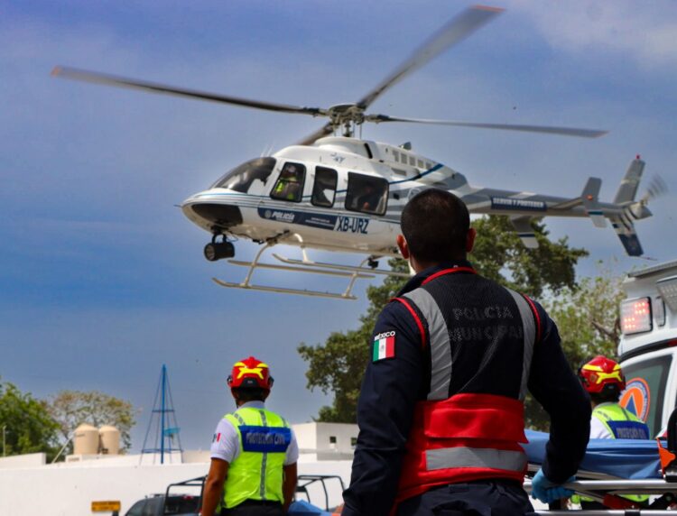 Rescata helicóptero del Gobierno de Estefanía Mercado a dos personas frente a costas de Punta Allen
